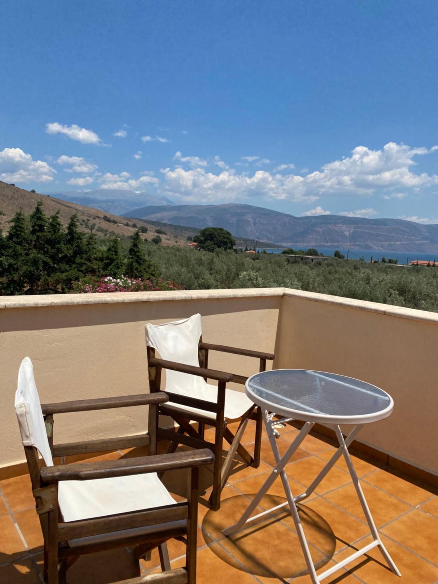 Georges Villa Galaxidi, Family, Pool And Garden Exterior foto