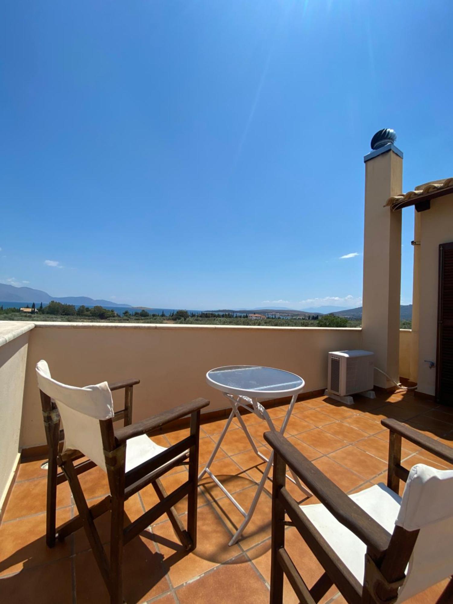 Georges Villa Galaxidi, Family, Pool And Garden Exterior foto