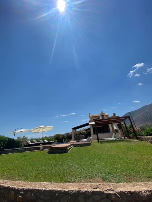 Georges Villa Galaxidi, Family, Pool And Garden Exterior foto